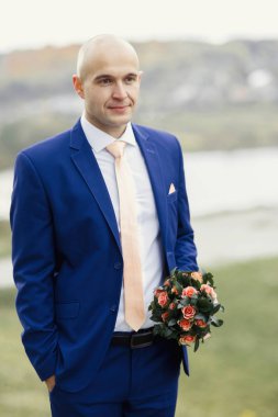 Yakışıklı Damat Düğün buketi ile 