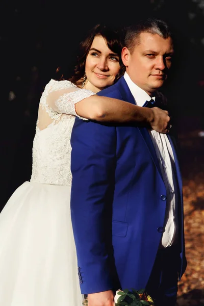 Jóvenes recién casados en el parque de otoño — Foto de Stock