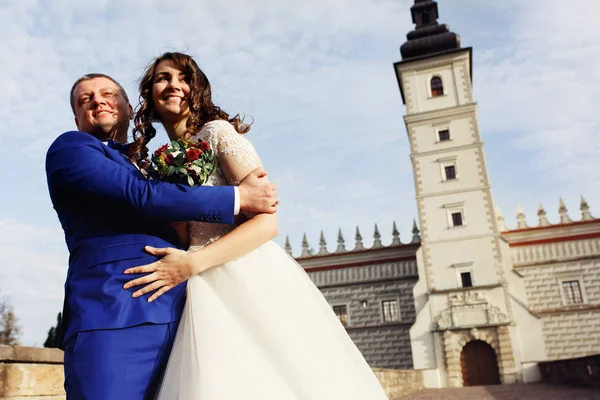Prachtvolles Brautpaar am schönen alten Schloss — Stockfoto