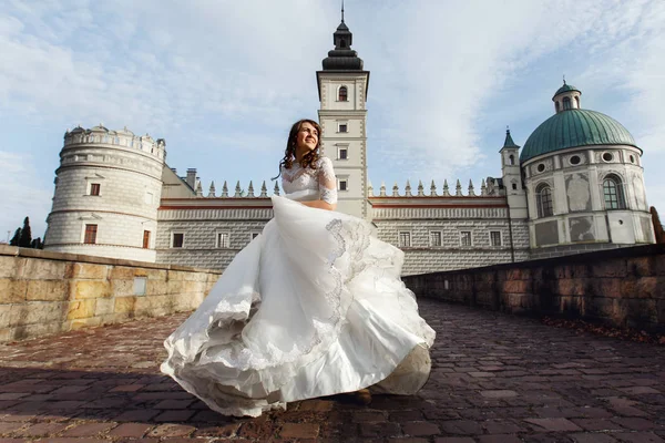 Sposa in magnifico vestito da vecchio castello — Foto Stock