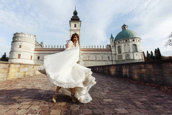 Braut in prachtvollem Kleid am alten Schloss — Stockfoto
