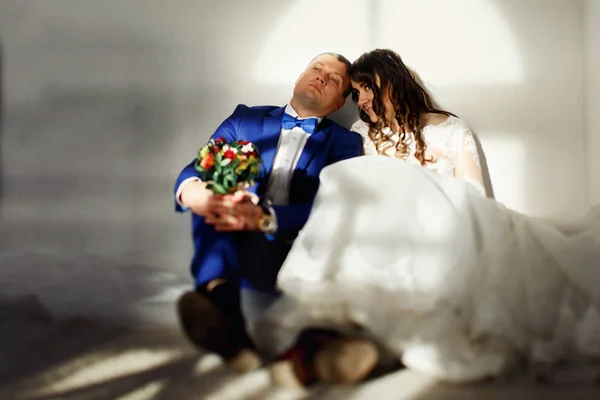 Recém-casados descansam no chão — Fotografia de Stock