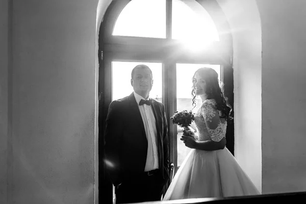 Bruden och brudgummen av trä fönster — Stockfoto