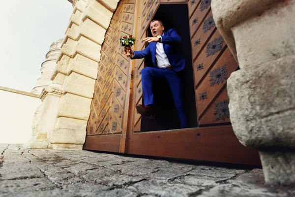 Sposo salta fuori dai cancelli di legno — Foto Stock