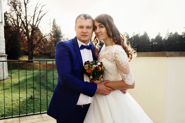 Casamento casal na ponte velha — Fotografia de Stock