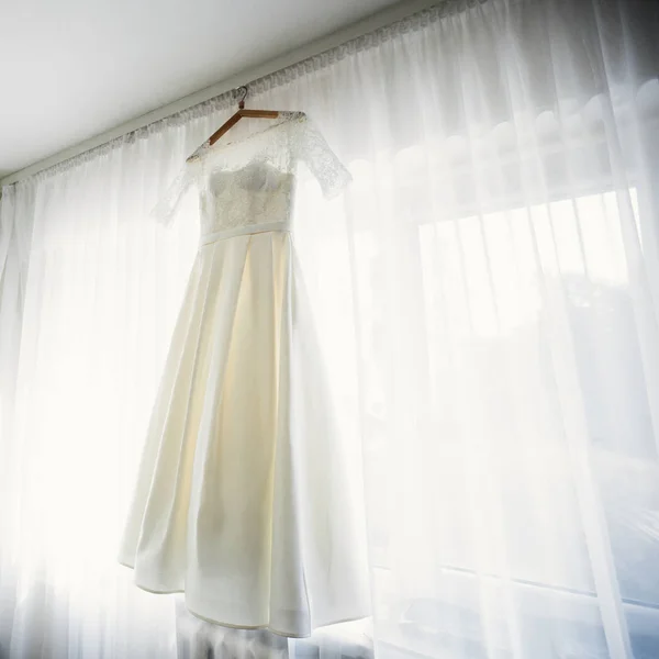 Robe de mariée en dentelle par fenêtre — Photo