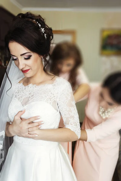 Damas de honor ayudando a la novia a vestirse — Foto de Stock