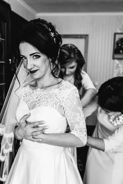 Damigelle d'onore aiutare la sposa a vestirsi — Foto Stock