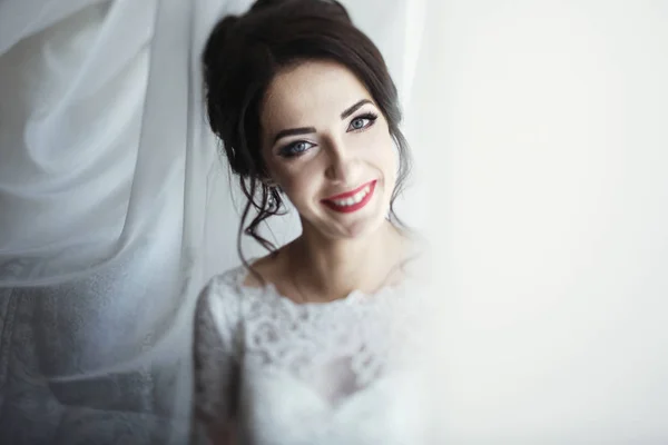 Elegante sposa in abito di pizzo da finestra — Foto Stock