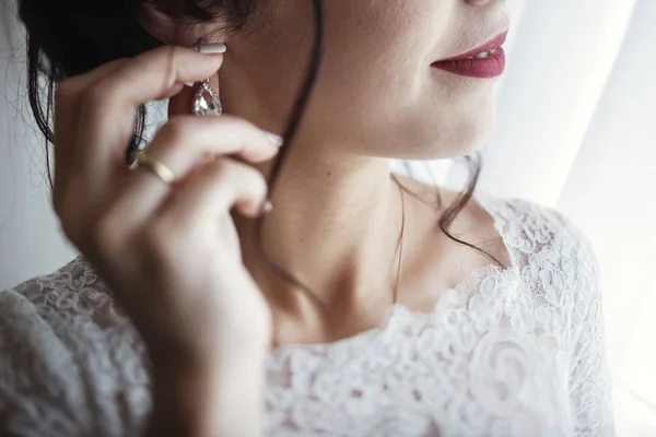 Elegante sposa in abito di pizzo da finestra — Foto Stock