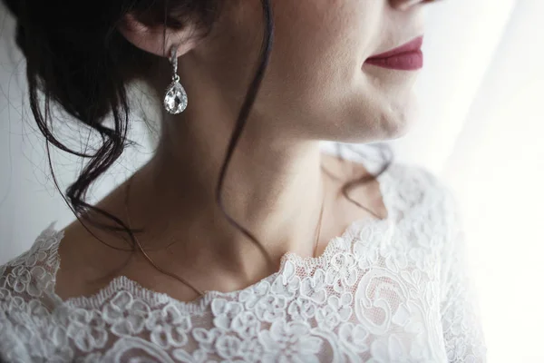 Noiva elegante em vestido de renda pela janela — Fotografia de Stock