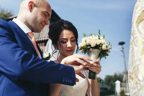 Pasgetrouwden in kerk tijdens de huwelijksceremonie — Stockfoto