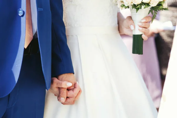 คู่แต่งงานใหม่ในโบสถ์ ระหว่างพิธีแต่งงาน — ภาพถ่ายสต็อก