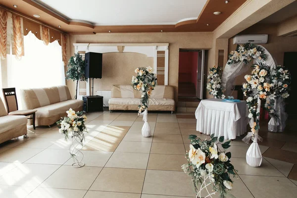 Acogedora sala de restaurante decorada para boda — Foto de Stock