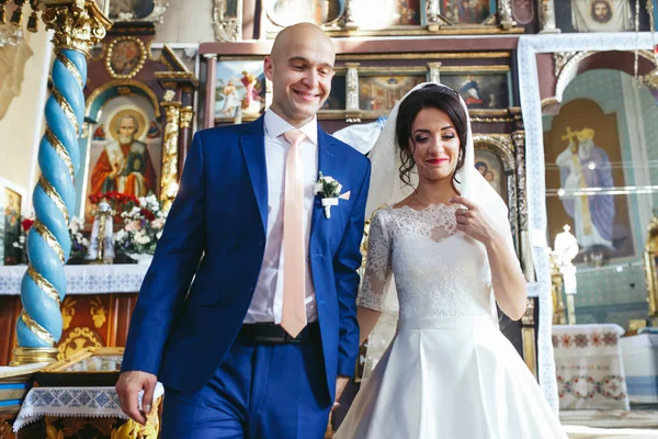 Mariés à l'église pendant la cérémonie de mariage — Photo