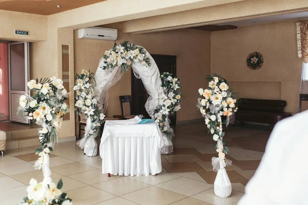 Altar de casamento feito de véu e rosas — Fotografia de Stock