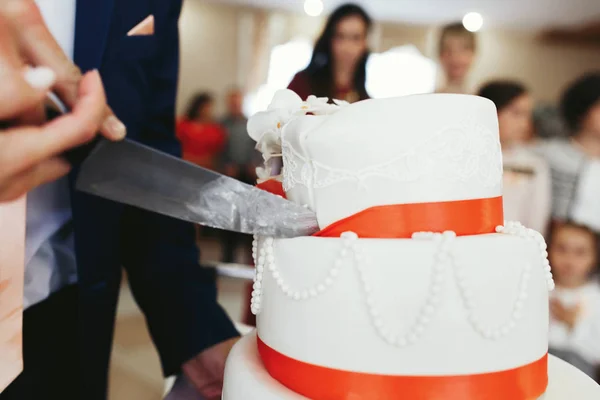 Recém-casados cortando bolo de casamento — Fotografia de Stock