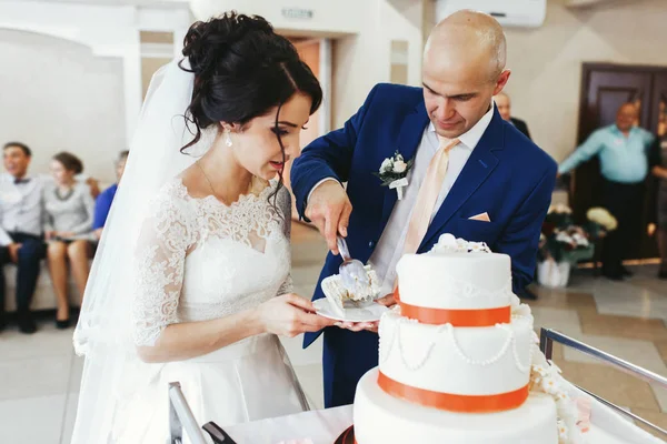 Newlyweds tasting wedding cake — Stock Photo, Image