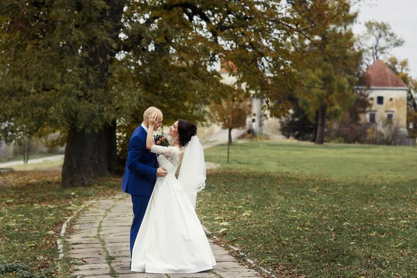 秋の公園で新婚夫婦の優しい抱擁 — ストック写真