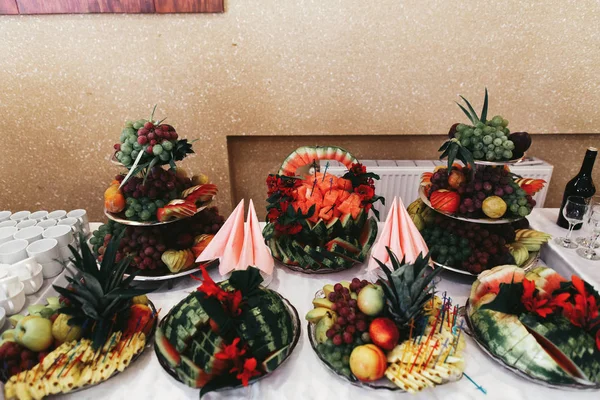 Diferentes tipos de frutas en la mesa de bodas —  Fotos de Stock