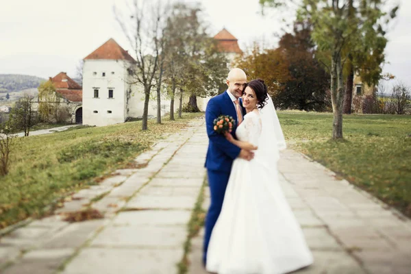 Feliz recém-casados em um passeio pelo velho castelo — Fotografia de Stock