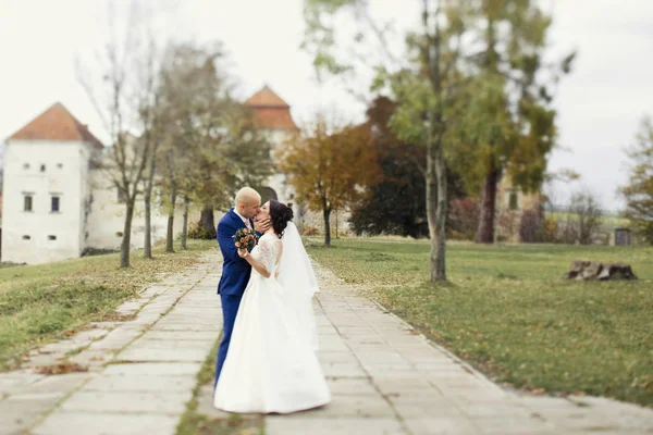 Feliz recém-casados em um passeio pelo velho castelo — Fotografia de Stock