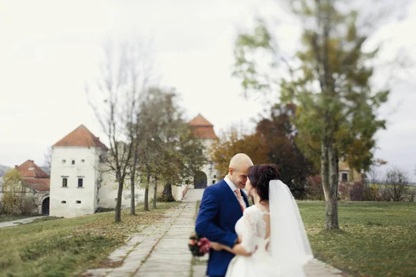 Gelukkig jonggehuwden op een wandeling door het oude kasteel — Stockfoto