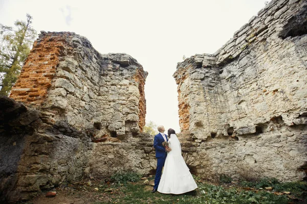 Mariée charmante et fiancée par ruines — Photo