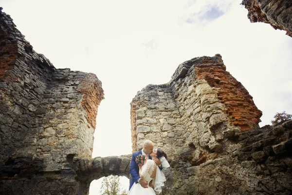 Groom and charming bride by ruins — Stock Photo, Image
