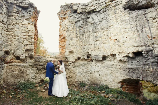 Sposo e sposa affascinante da rovine — Foto Stock