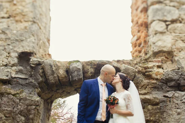 Novio y encantadora novia por las ruinas —  Fotos de Stock