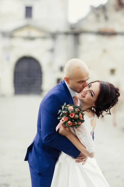 Feliz recém-casados em um passeio pelo velho castelo — Fotografia de Stock