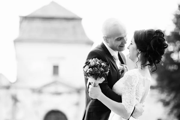 Feliz recién casados en un paseo por el viejo castillo — Foto de Stock