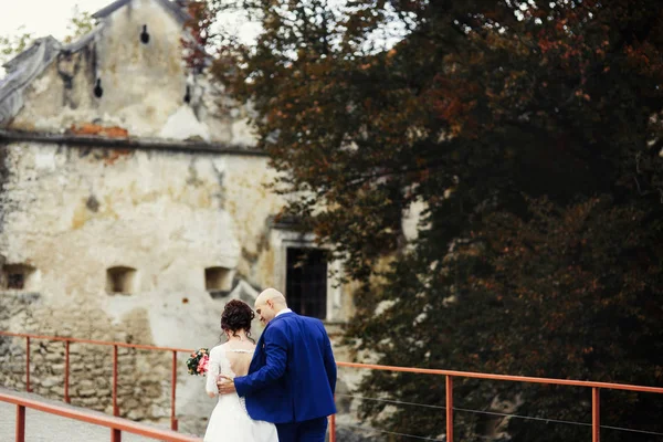 Szczęśliwi Nowożeńcy na spacer przez stary zamek — Zdjęcie stockowe