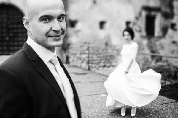 古い城で散歩の幸せな新婚夫婦 — ストック写真