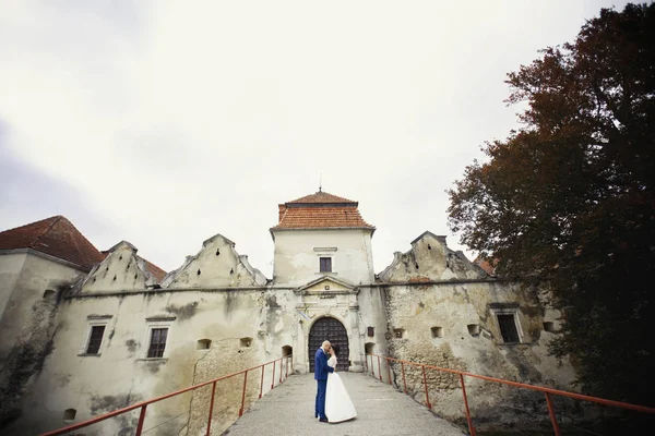 古い城で散歩の幸せな新婚夫婦 — ストック写真