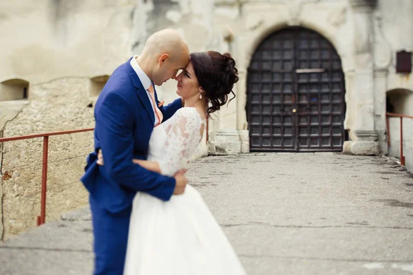 Lyckligt nygifta på en promenad genom gamla slottet — Stockfoto