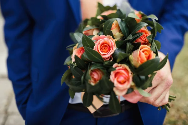 Pink roses bouquet held by man — Stock Photo, Image