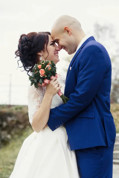 Abraços suaves de recém-casados no parque de outono — Fotografia de Stock