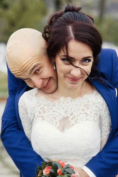 Mariée et marié câlins le jour de leur mariage — Photo