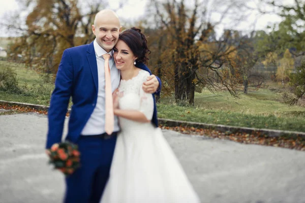 Abraços suaves de recém-casados no parque de outono — Fotografia de Stock