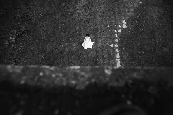 Noiva solitária em pé no quintal vazio — Fotografia de Stock