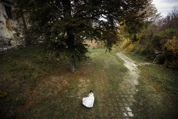 Mariée seule debout sur la cour arrière vide — Photo