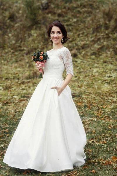 Sposa tiene bouquet da sposa rosa — Foto Stock