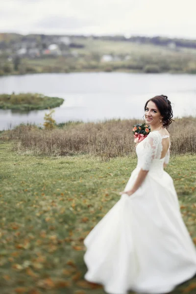 Sposa tiene bouquet da sposa rosa — Foto Stock