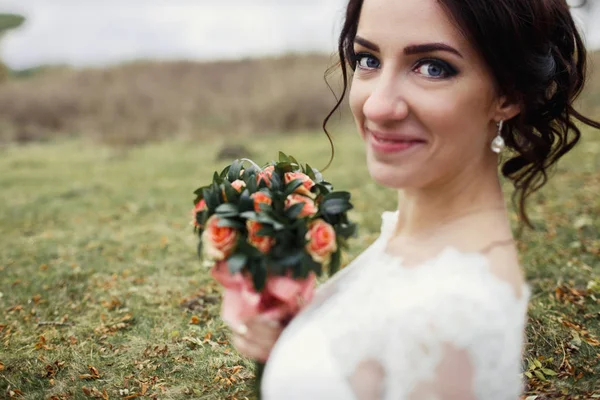 Sposa tiene bouquet da sposa rosa — Foto Stock