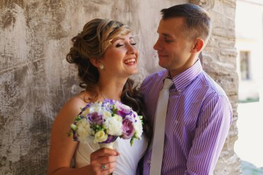 Eski duvar tarafından sarılma yeni evliler