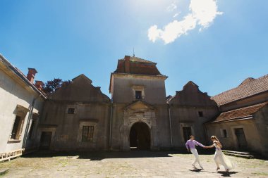 Eski bir kalenin arka bahçesinde üzerinde yeni evliler