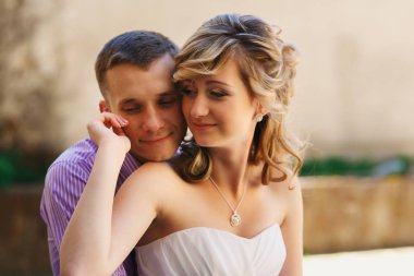 Düğün çifti tarafından eski kale yürüyüş