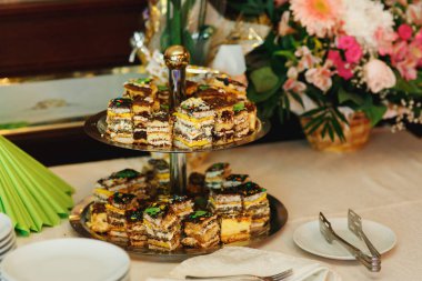 Çiçek dekorasyon ve masada muamele etmek